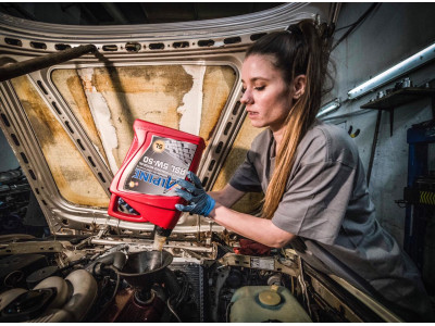  Voskoboyanna использует моторные масла Alpine в своей BMW e30 для зимнего дрифта!